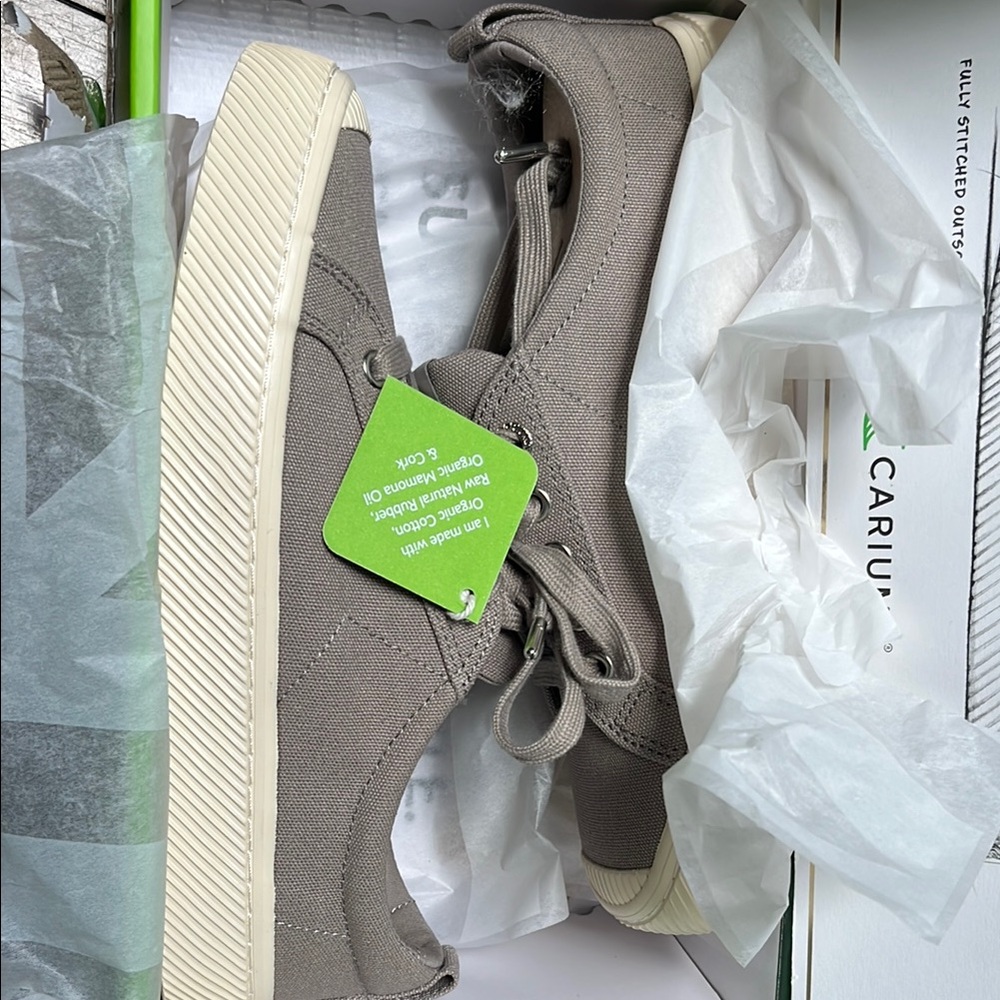 Cariuma Gray Sneakers with Minimalist Design